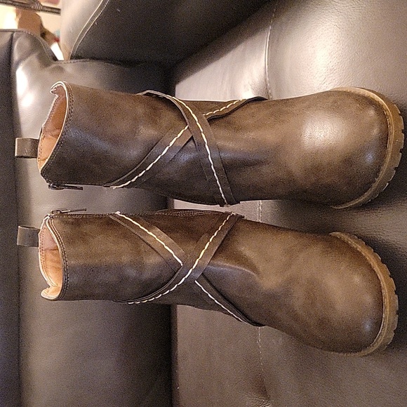 Women's booties size 8.5. - Picture 2 of 8